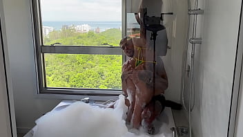 Uma turista perfeita na jacuzzi sunset fucking cowgirl