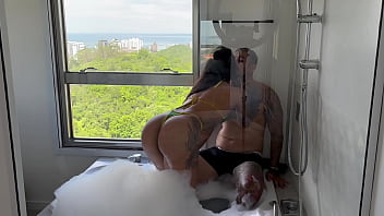 Uma turista perfeita na jacuzzi sunset fucking cowgirl