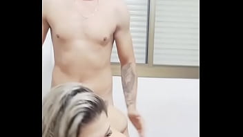 Ela com roupa de telinha colorida muito gostosa