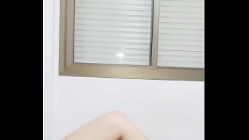 Ela com roupa de telinha colorida muito gostosa