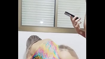 Ela com roupa de telinha colorida muito gostosa Ela com roupa de telinha colorida muito gostosa