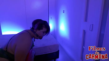 Meu padrasto me viu tomando banho me amarrou e me fodeu todinha