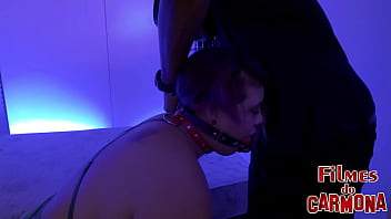 Meu padrasto me viu tomando banho me amarrou e me fodeu todinha