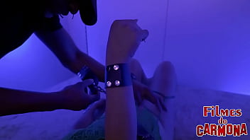 Meu padrasto me viu tomando banho me amarrou e me fodeu todinha