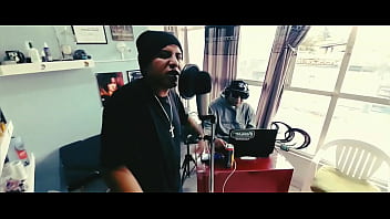 El cantante toma duro el micrófono y sin piedad