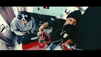 El cantante toma duro el micrófono y sin piedad