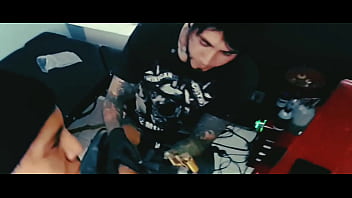 El Cantante Toma Duro El Micrófono Y Sin Piedad thumbnail