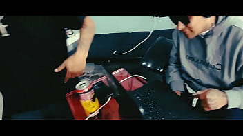 El Cantante Toma Duro El Micrófono Y Sin Piedad thumbnail