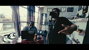 El cantante toma duro el micrófono y sin piedad