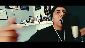 El Cantante Toma Duro El Micrófono Y Sin Piedad thumbnail