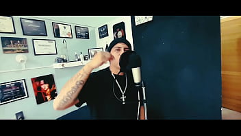 El cantante toma duro el micrófono y sin piedad