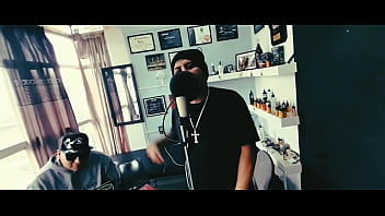 El cantante toma duro el micrófono y sin piedad