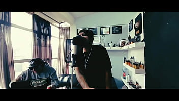 El Cantante Toma Duro El Micrófono Y Sin Piedad thumbnail