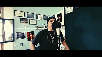 El Cantante Toma Duro El Micrófono Y Sin Piedad thumbnail