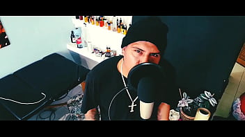 El Cantante Toma Duro El Micrófono Y Sin Piedad thumbnail