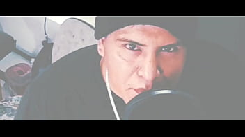 El Cantante Toma Duro El Micrófono Y Sin Piedad thumbnail