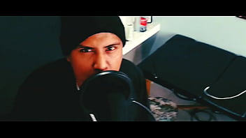 El Cantante Toma Duro El Micrófono Y Sin Piedad thumbnail