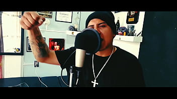 El cantante toma duro el micrófono y sin piedad