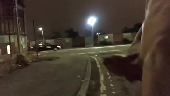 Exibição No Meio Da Rua Masturbando De Pau Duro Na Estrada thumbnail