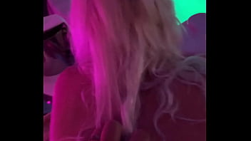 Il me prend sur le bord du jaguzzi j’espère que ça vous plaît bisous de