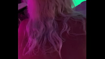 Il me prend sur le bord du jaguzzi j’espère que ça vous plaît bisous de