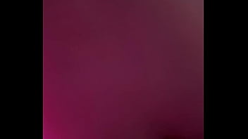 Il me prend sur le bord du jaguzzi j’espère que ça vous plaît bisous de