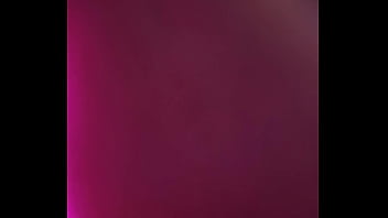 Il me prend sur le bord du jaguzzi j’espère que ça vous plaît bisous de