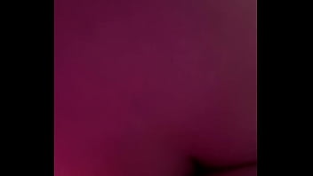 Il me prend sur le bord du jaguzzi j’espère que ça vous plaît bisous de