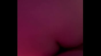 Il me prend sur le bord du jaguzzi j’espère que ça vous plaît bisous de