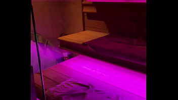 Il me prend sur le bord du jaguzzi j’espère que ça vous plaît bisous de