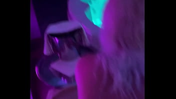 Il me prend sur le bord du jaguzzi j’espère que ça vous plaît bisous de