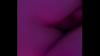 Il me prend sur le bord du jaguzzi j’espère que ça vous plaît bisous de