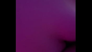 Il me prend sur le bord du jaguzzi j’espère que ça vous plaît bisous de