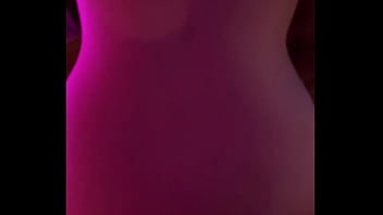 Il me prend sur le bord du jaguzzi j’espère que ça vous plaît bisous de