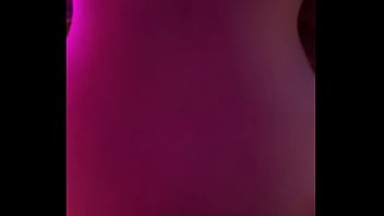 Il me prend sur le bord du jaguzzi j’espère que ça vous plaît bisous de