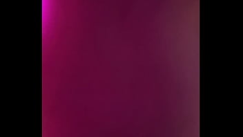 Il me prend sur le bord du jaguzzi j’espère que ça vous plaît bisous de