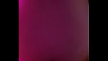 Il me prend sur le bord du jaguzzi j’espère que ça vous plaît bisous de