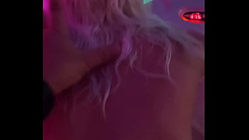 Il me prend sur le bord du jaguzzi j’espère que ça vous plaît bisous de