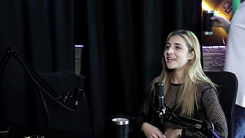 Ela não conseguiu chupar o pau dele falou sobre seu começo e o cliente enrolou no sexo oral em lugar errado yasmin pariz & ktal vagabundo do bom sheer red