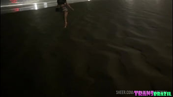 Maior Bo Na Praia Na Caminhada Noturna Cruzo Uma Deliciosa Que Decide Ficar Pelada E Se Exibir Pra Evitar Os Hómi Chamei Pra Ficar Pelada Lá Em Casa Completo No Red thumbnail