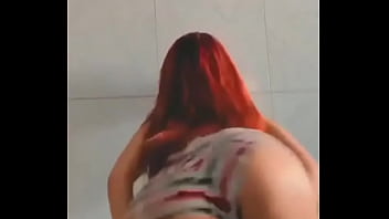 Balancando a bunda de shortinho