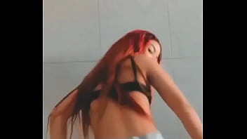 Balancando a bunda de shortinho