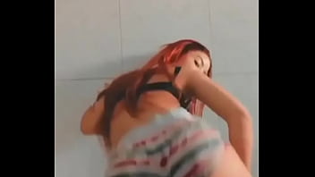 Balancando a bunda de shortinho
