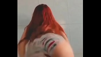 Balancando a bunda de shortinho