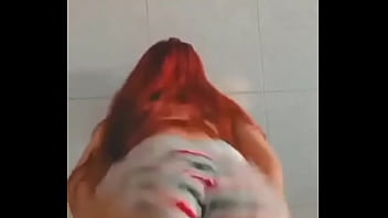 Balancando a bunda de shortinho