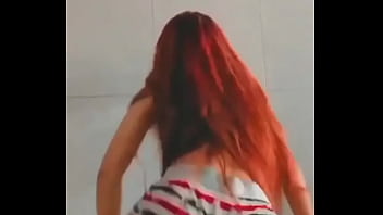 Balancando a bunda de shortinho