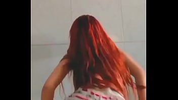 Balancando a bunda de shortinho