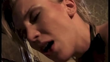 Hot threesome with 2 sluts in casanova's bedroom