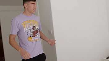 A la jovencita megan love le encanta que la dominen 2 pollas a la vez