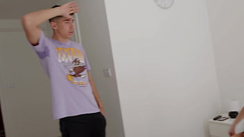 A la jovencita megan love le encanta que la dominen 2 pollas a la vez